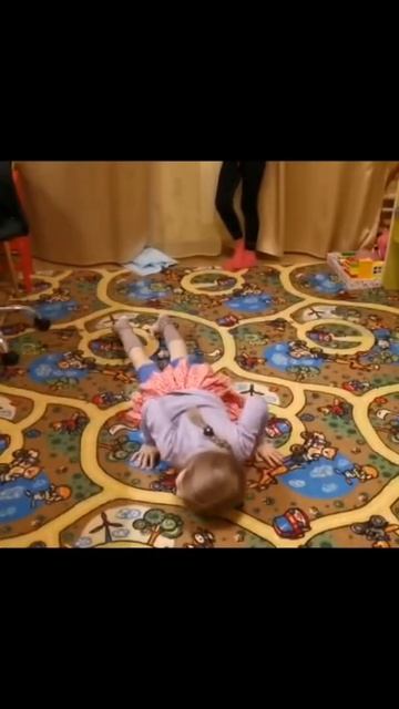 Челлендж: лёжа на животе, сесть на шпагат и встать на ноги смотреть онлайн