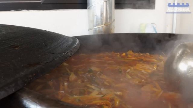 얼큰합니다! 무쇠 가마솥에 제대로 끓이는 경상도식 매운 소고기국밥 / 경주맛집 / Korean Rice Soup (gukbap)