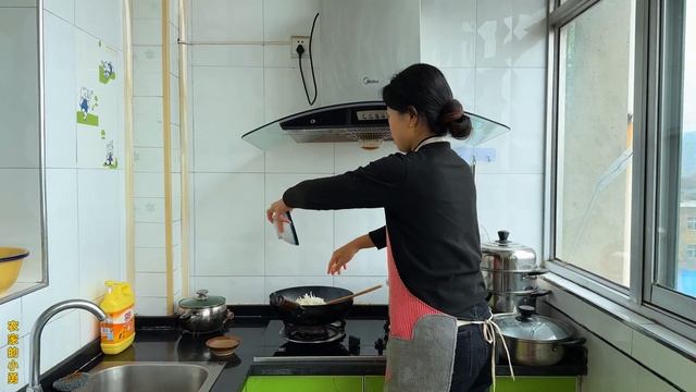 【陪读】白萝卜丝这样炒太下饭，酸香开胃，梦梦居然吃成土豆丝了【农家的小勇】