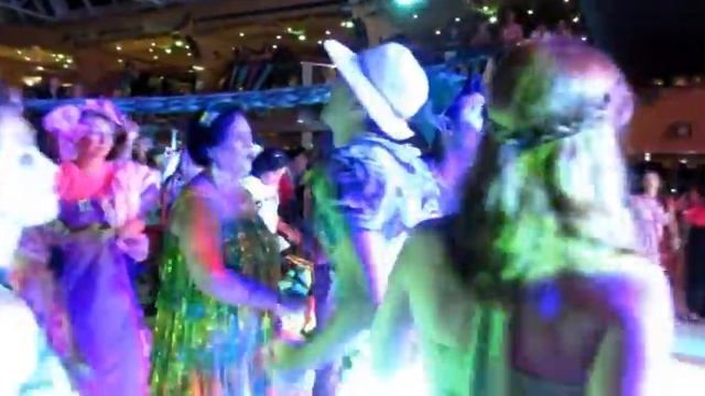 Costa Pacifica 2016 passaggio dall'equatore con bomba d'acqua a ritmo di samba смотреть онлайн
