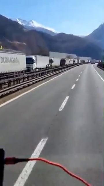 Очередь на границе Италии и Австрии смотреть онлайн