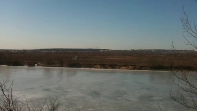 Полет вертолета весною на берегу посёлка Рублево