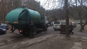 Мусоровоз с круглым кузовом всех удивил на загрузке мусора!