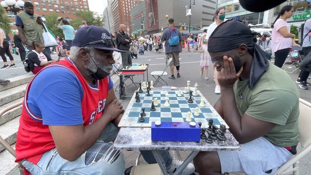 I played a Legendary Union square Chess Hustler смотреть онлайн
