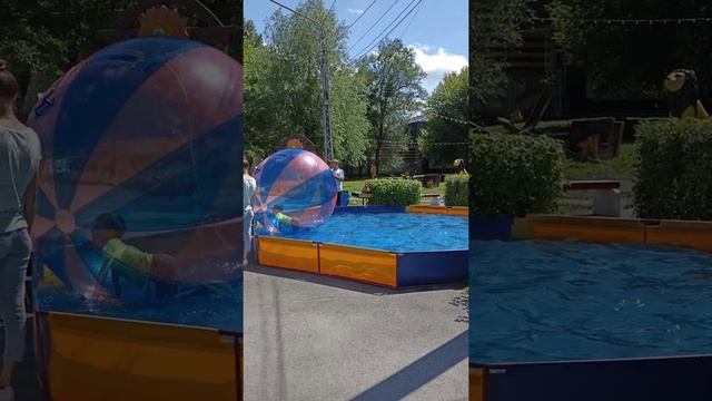 Аттракцион в шаре на воде для детей. Центральный парк, Барнаул смотреть онлайн