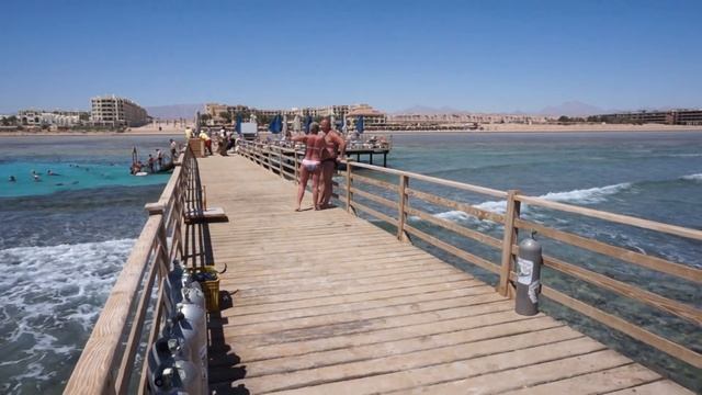 На понтоне отеля Tropitel Sahl Hasheesh.