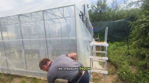 Как закрепить плёнку на теплице из профильных труб к металлу ?