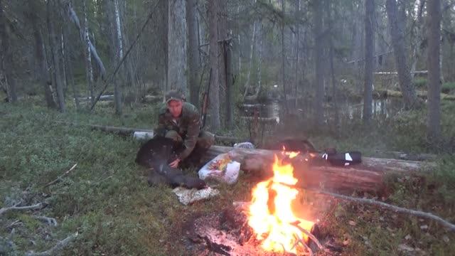 ОХОТА В ТАЙГЕ НА ГЛУХАРЯ НА ТОКУ ИЗБА ТАЕЖНЫЙ БЫТ смотреть онлайн