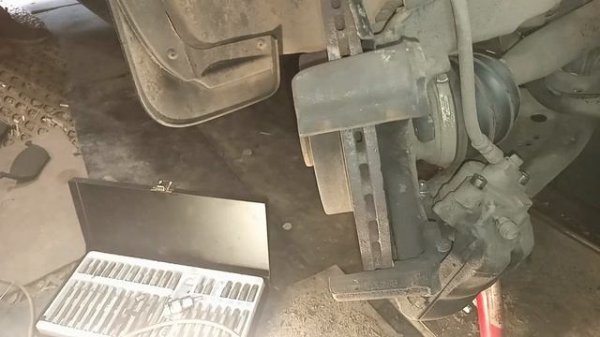 Замена передних тормозных дисков на Шкоде Октавии А7