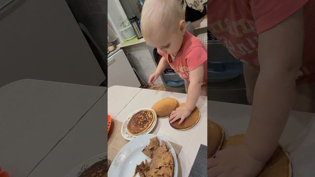 Арина раскладывает блины смотреть онлайн