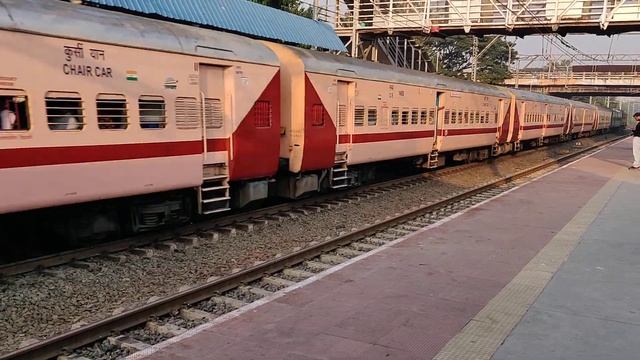 Pragati Express Mumbai bound High Speed Train Skipping Pimpri Pune Railway Station смотреть онлайн