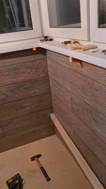 Крутая лоджия. 
стеновой паркет липа под покраску. свет с446