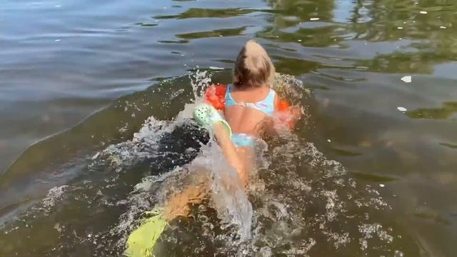 София и ее веселые динозавры. Спасаются от жары смотреть онлайн