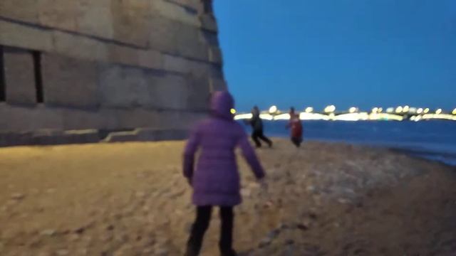 Аня прогулка по Санкт-Петербургу набережная. смотреть онлайн