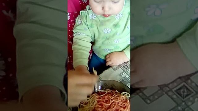 Василиса кушает спагети смотреть онлайн