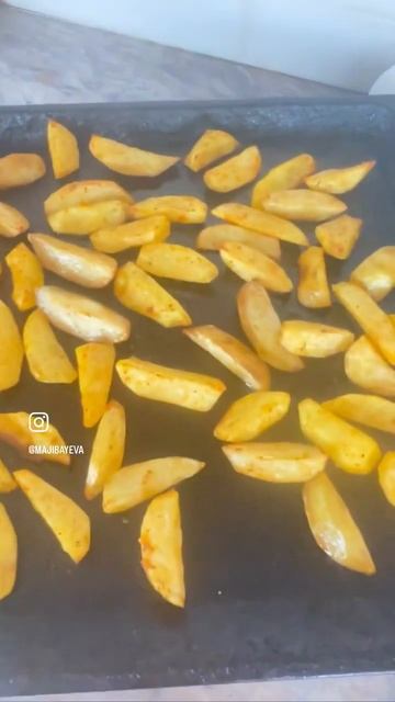 Картошка по-деревенски в духовке😋😋😋 от Zhannel смотреть онлайн