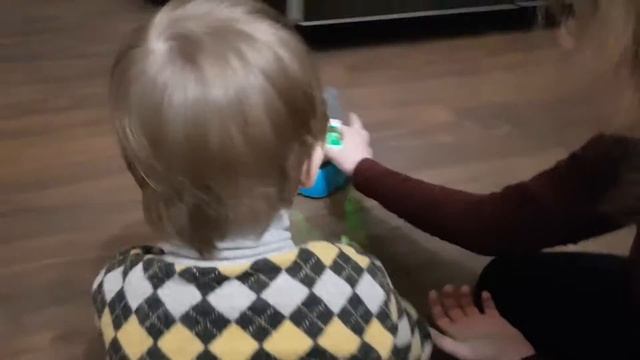 Акула Baby Shark кусается, но игра продолжается! смотреть онлайн