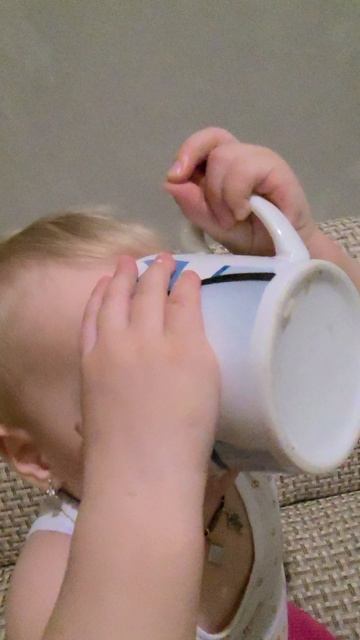 Арина пьет йогурт смотреть онлайн