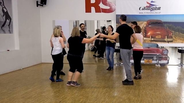 Rueda Caminando, Avenida, Llanta Y Linea Moderna Con Sassan