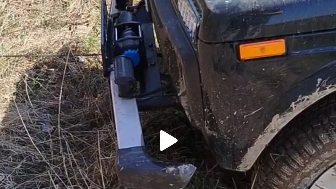 Александр пробует оффроуд на Ниве.