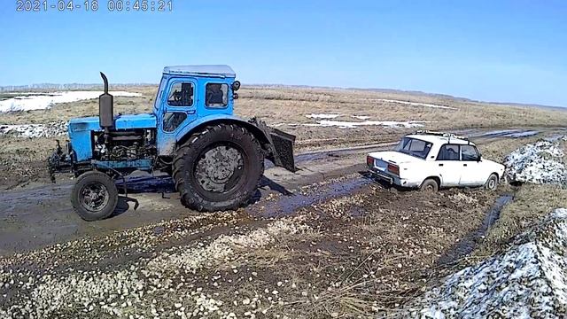 Тянем Потянем ) Трактор тащит жигули семерку !)