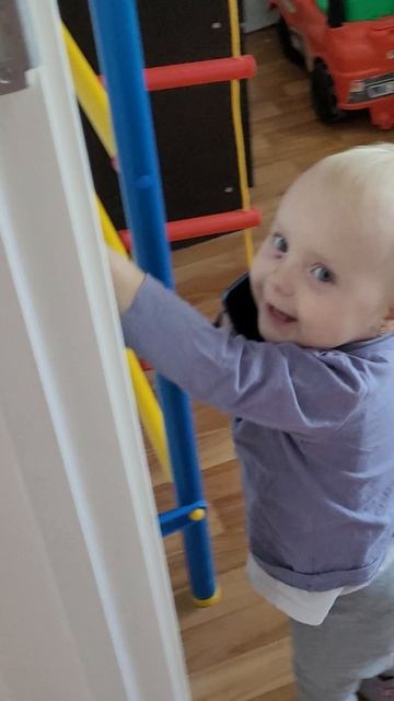 Арина разговаривает по телефону смотреть онлайн