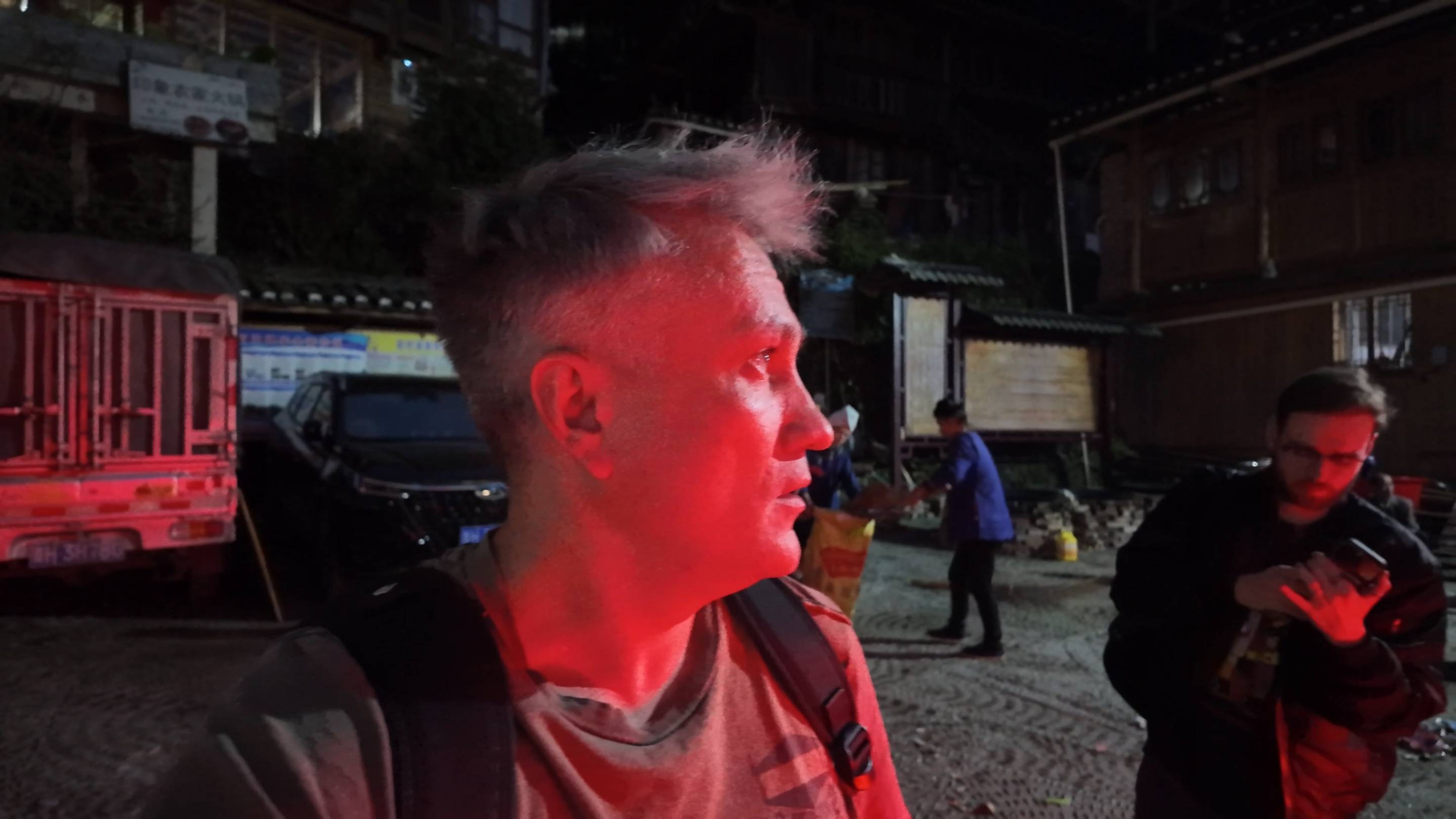 Деревня с блэкджеком и бухичем. Ночные приключения иностранцев в Китае смотреть онлайн