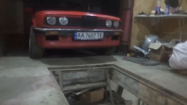 (Старое видео) Е30 на м10 VS E34 м50b20. Когда у тебя допотопный мотор, но по ощущениям - гонка! смотреть онлайн