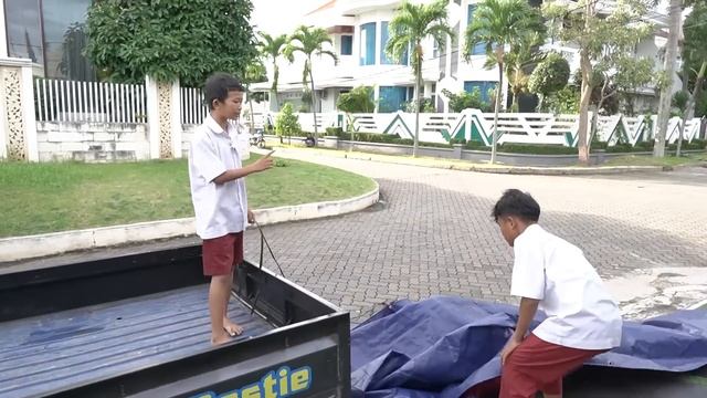 ADNAN OKEM DRIVE NAIK MOBIL KOLAM PENUH MAINAN смотреть онлайн