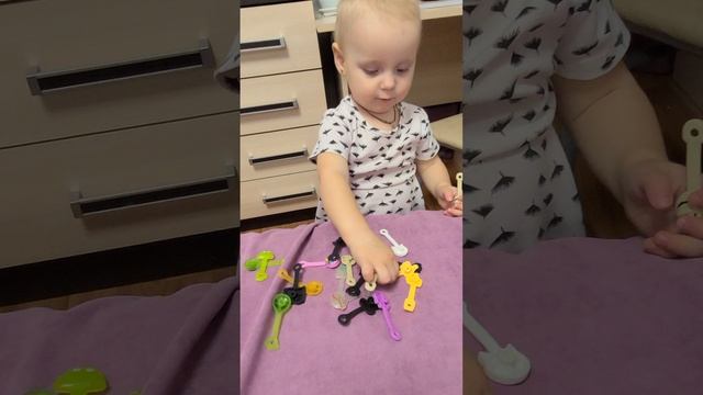 Арина ппрячет игрушки смотреть онлайн