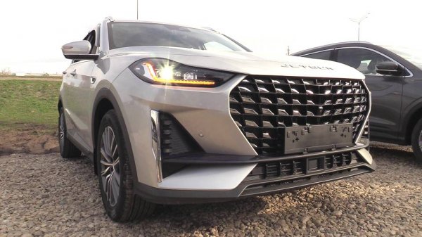 2025 JETOUR X70 PLUS ВЫДЕЛЯЮЩИЙСЯ НА ОБЩЕМ ФОНЕ.