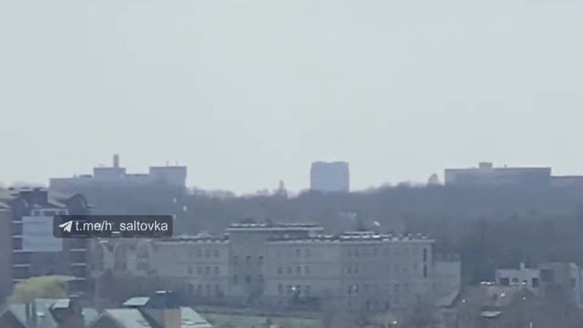 Момент прилёта российского снаряда мирному дому в Харькове. Видео не новое смотреть онлайн