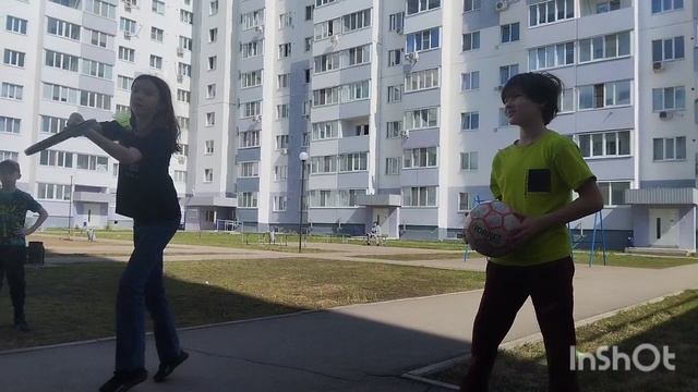 19.04.2025 Ребятки отлично погуляли во дворе, впервые с ракетками после зимы смотреть онлайн