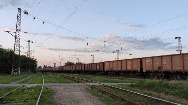 "После ремонта" Электровоз ВЛ80с-329 с грузовым поездом следует по станции Краснодар-2 смотреть онлайн
