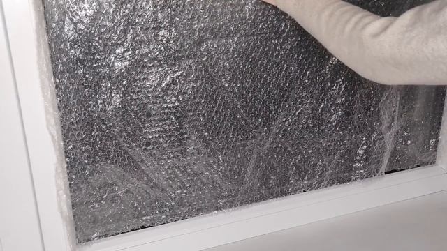 Вот для чего нужно прилепить ПУЗЫРЧАТУЮ ПЛЁНКУ на окна Это действительно работае