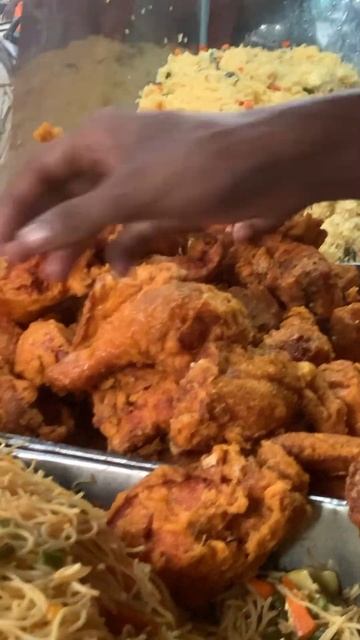 Live Chicken Fried With Rice Selling #FOODVXLSHORT #streetfood #food #shorts смотреть онлайн