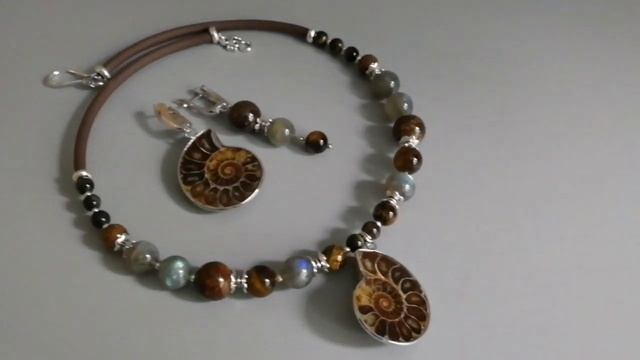 Новый комплект с Аммонитами. Чокер и серьги ассиметрия. Аммонит, тигровый и соколиный глаз, лабрадо