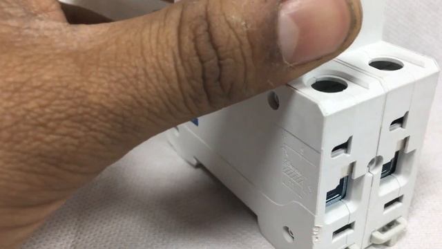 Tomzn TOB7Z-63 2P DC 1000V Solar Mini Circuit Breaker in Pakistan смотреть онлайн