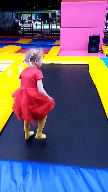 Василиса на батуте смотреть онлайн