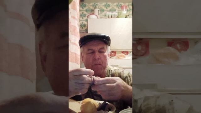 Ем селёдку пряного посола с картошкой в мундире.