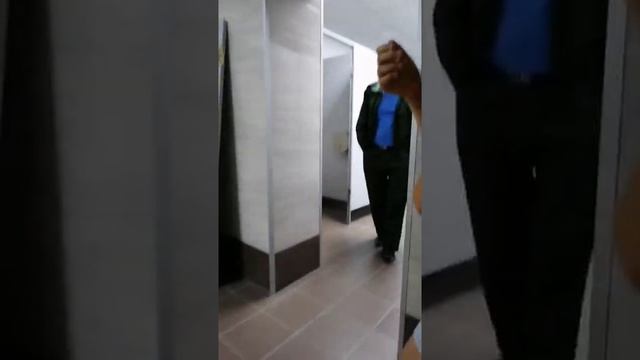 Девочка в туалете застряла🤣🤣🤣😅 смотреть онлайн