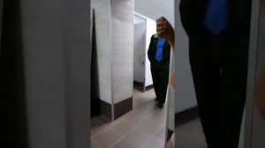 Девочка в туалете застряла🤣🤣🤣😅