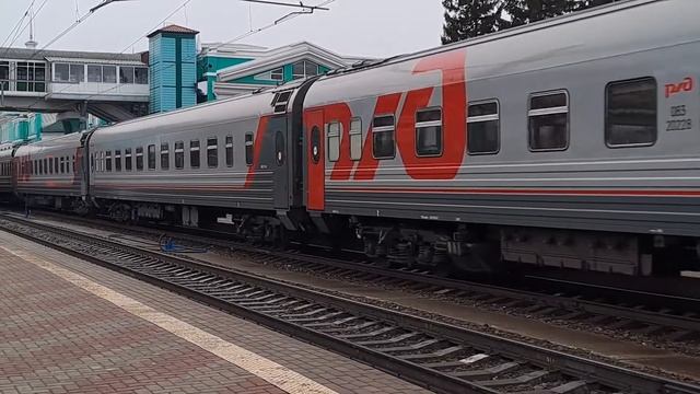 Электровоз ЭП2К-286 с поездом №62 Москва - Владивосток отправляется со станции Омск-Пассажирский смотреть онлайн