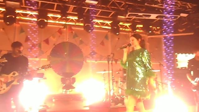 Sophie Ellis Bextor The Ballroom Blitz смотреть онлайн