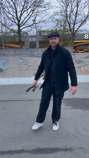 How to Pick up a Skateboard With Style #skateboarding #shorts смотреть онлайн