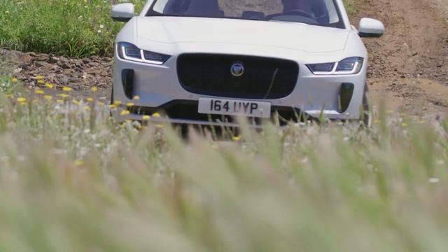 2019 Jaguar I-Pace Off Roading Slow motion White. смотреть онлайн