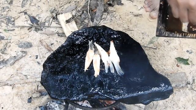 Grilled Salmon Fin On Rock, Salmon Fin Cooking In Forest смотреть онлайн