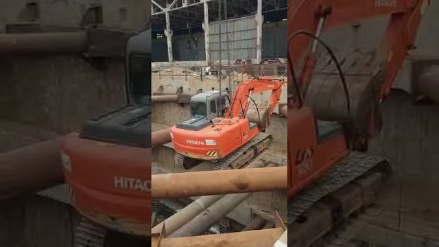 Спускаем экскаватор Hitachi ZX120 в шахту смотреть онлайн