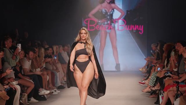 Красивая девушка с идеальной стройной фигурой в бикини или нижнем белье смотреть онлайн