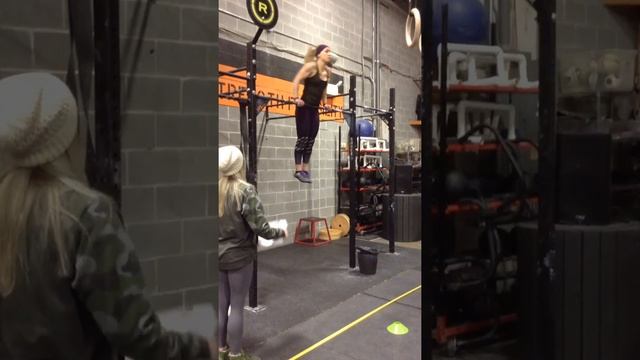 Crossfit Open 2017 17.2 "dumbbell lunges and ttb/bar MU" смотреть онлайн